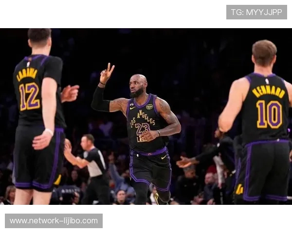 詹姆斯关键时刻力挽狂澜湖人险胜快船续写辉煌战绩